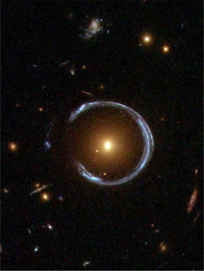 Um "Anel de Einstein", criado pela galáxia LRG 3-757; a luz da galáxia ao fundo, mais distante, é distorcida ao redor da LRG 3-767 devido à lente gravitacional (Imagem: Reprodução/NASA/HUBBLE)