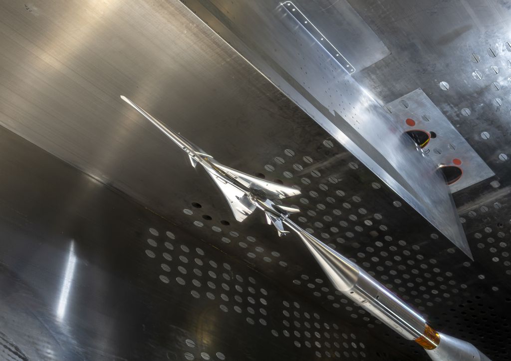 Miniatura do X-59 em testes sônicos na NASA (Imagem: Divulgação/NASA Glenn)