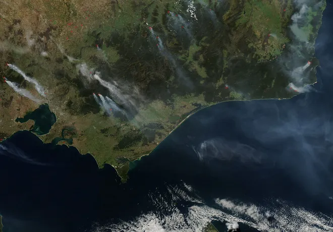 Focos de incêndio no verão de 2020 na Austrália registrados por satélite da NASA (Imagem: NASA Goddard Photo and Video/CC BY 2.0)