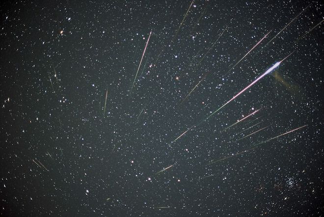 Essa chuva de meteoros ocorre devido à passagem dos detritos de um cometa pela órbita da Terra (Imagem: Reprodução/Koen Miskotte)