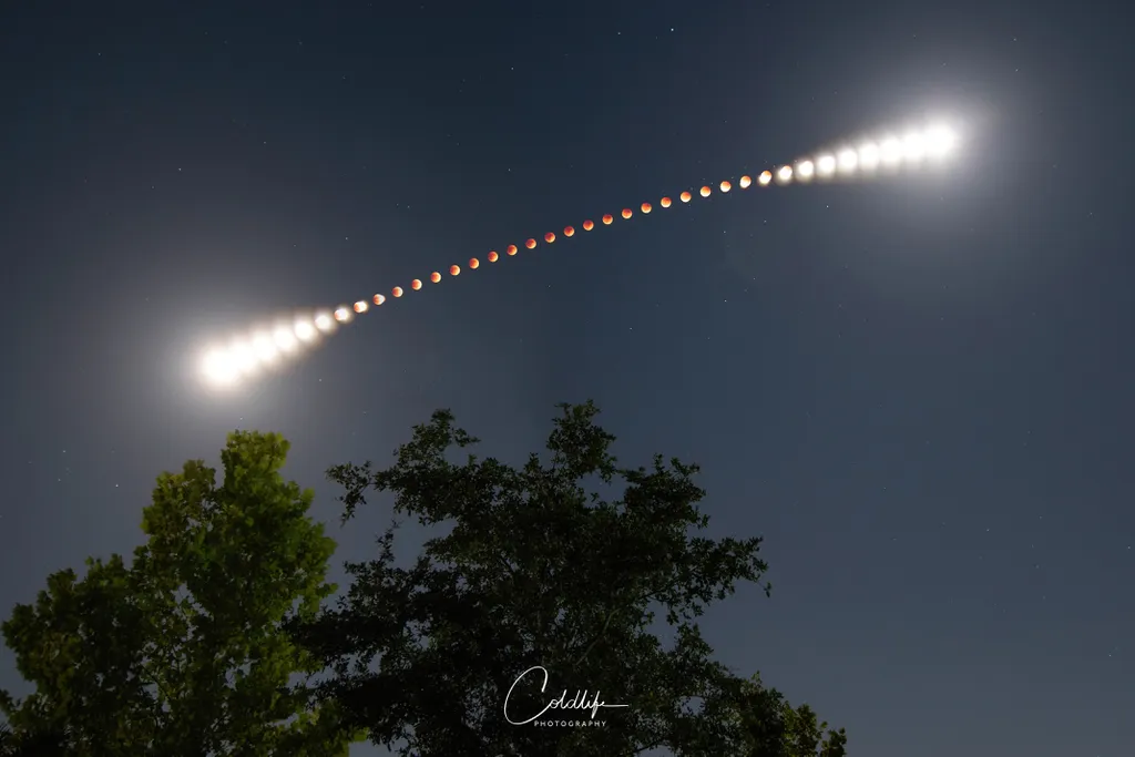 Exposições capturadas em intervalos de cinco minutos durante o eclipse lunar de maio (Imagem: Reprodução/Michael Cain)