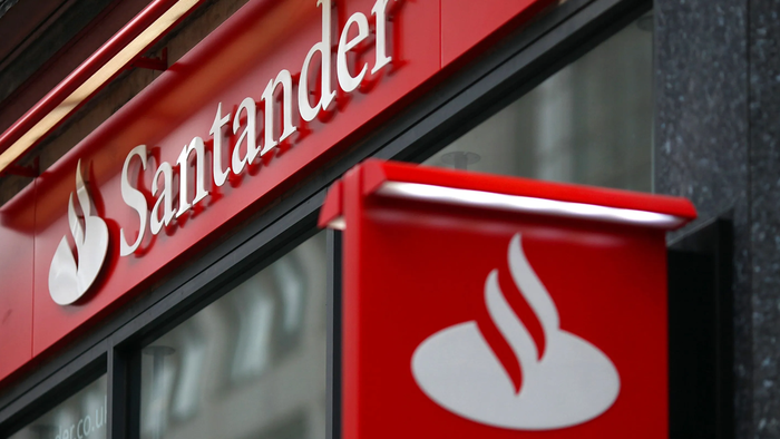 Santander oferece 15 mil bolsas de estudo de curso de IA para professores