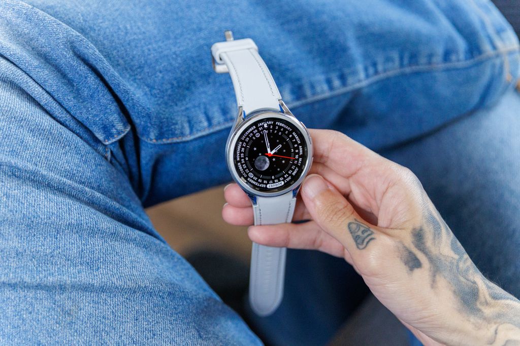 Visual do Galaxy Watch 6 Classic pode agradar uqme procura um relógio mais tradicionai (Imagem: Ivo Meneghel Jr./Canaltech)
