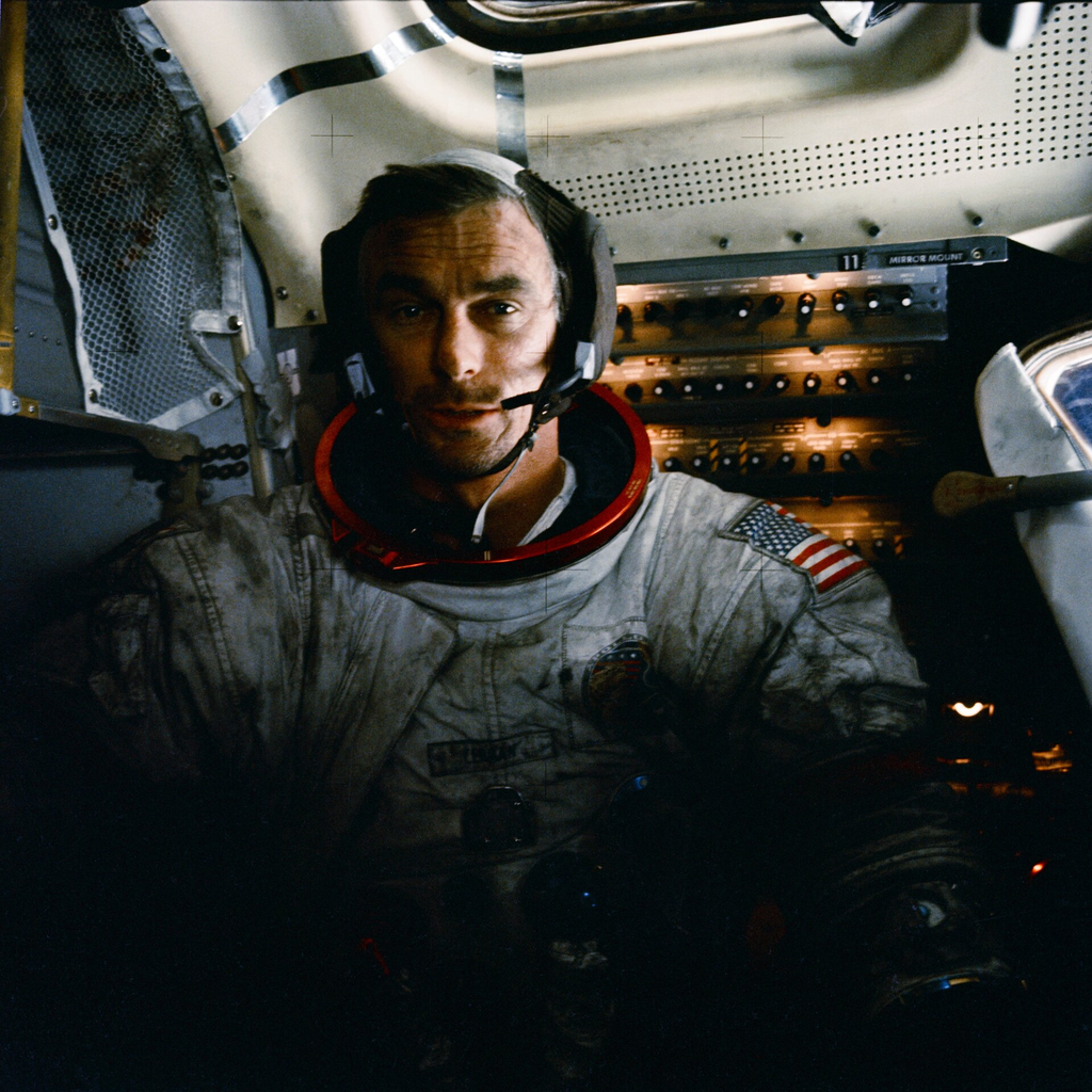 Eugene Cernan, comandante da missão Apollo 17, com o traje espacial coberto de poeira após realizar duas caminhadas na Lua (Imagem: Reprodução/NASA)
