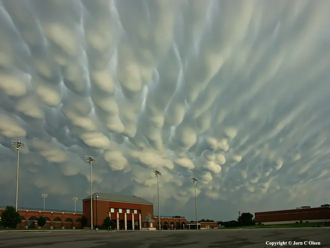 Nuvens mammatus fotografadas em Nebraska, nos Estados Unidos (Imagem: Reprodução/Jorn Olsen Photography)
