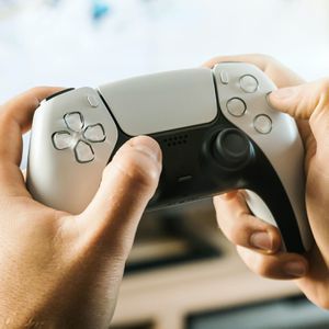 PARCELADO | Controle PlayStation 5 Sem Fio DualSense PS5 Branco/Preto | CUPOM