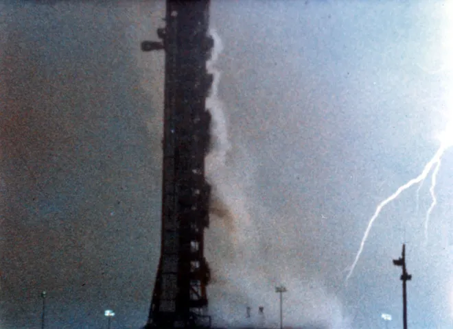Raio atingindo a torre móvel de lançamentos no Centro Espacial Kennedy durante o lançamento da Apollo 12, em 1969 (Imagem: Reprodução/NASA)
