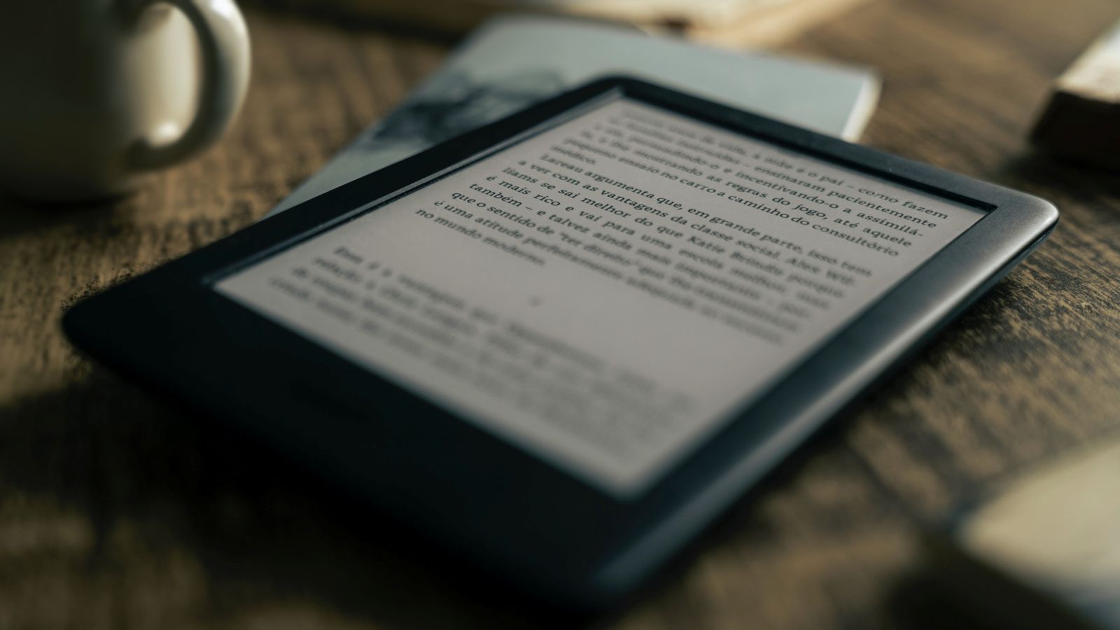 O Kindle é o e-reader mais popular do mercado. (Imagem: Reprodução/felipepelaquim/Unsplash)