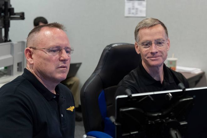 À esquerda, Barry Wilmore, e à direita, Christopher Ferguson(Imagem: Reprodução/NASA)