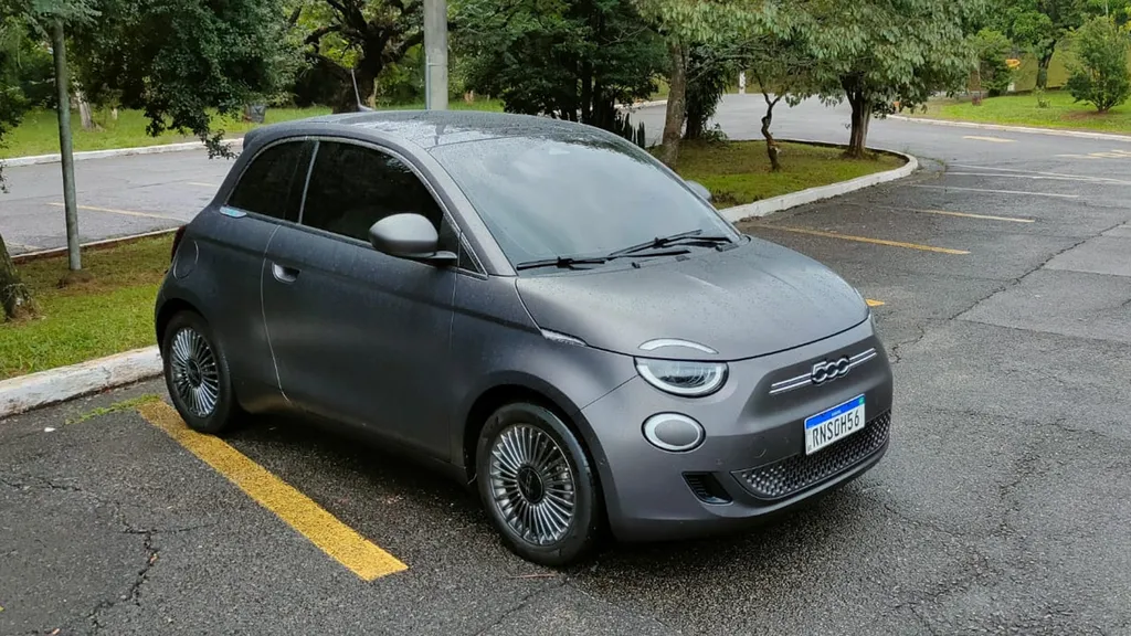 O preço do Fiat 500e, na casa dos R$ 260 mil, fecha lista de 5 motivos para NÃO comprar o modelo (Imagem: Paulo Amaral/Canaltech)