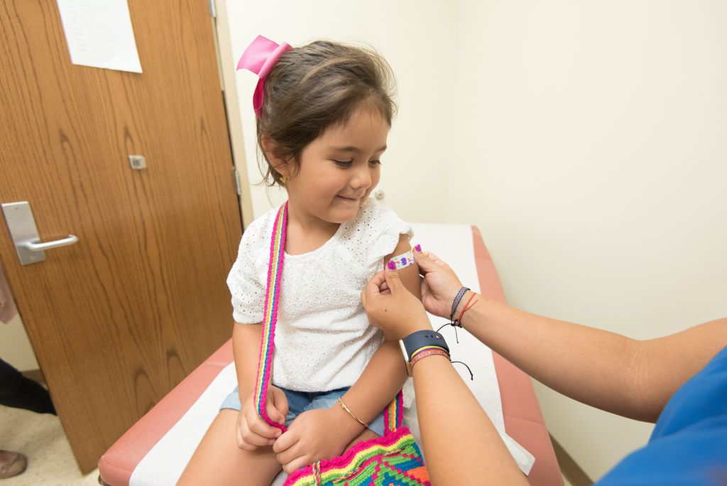 Pfizer e Moderna começam a testar vacina contra COVID-19 em crianças; Resultados dos estudos devem surgir na metade de 2021, segundo as empresas (Imagem: CDC/Pexels)