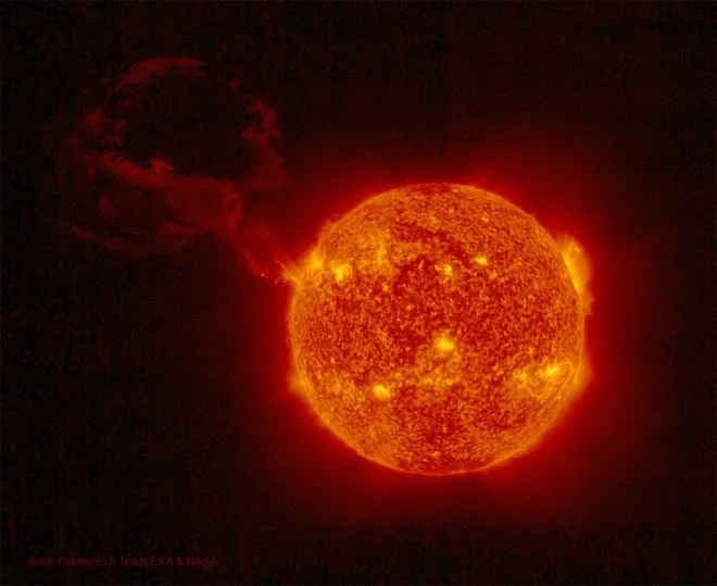 Grande proeminência solar registrada pela Solar Orbiter (Imagem: Reprodução/Solar Orbiter, EUI Team, ESA & NASA; h/t: Bum-Suk Yeom)