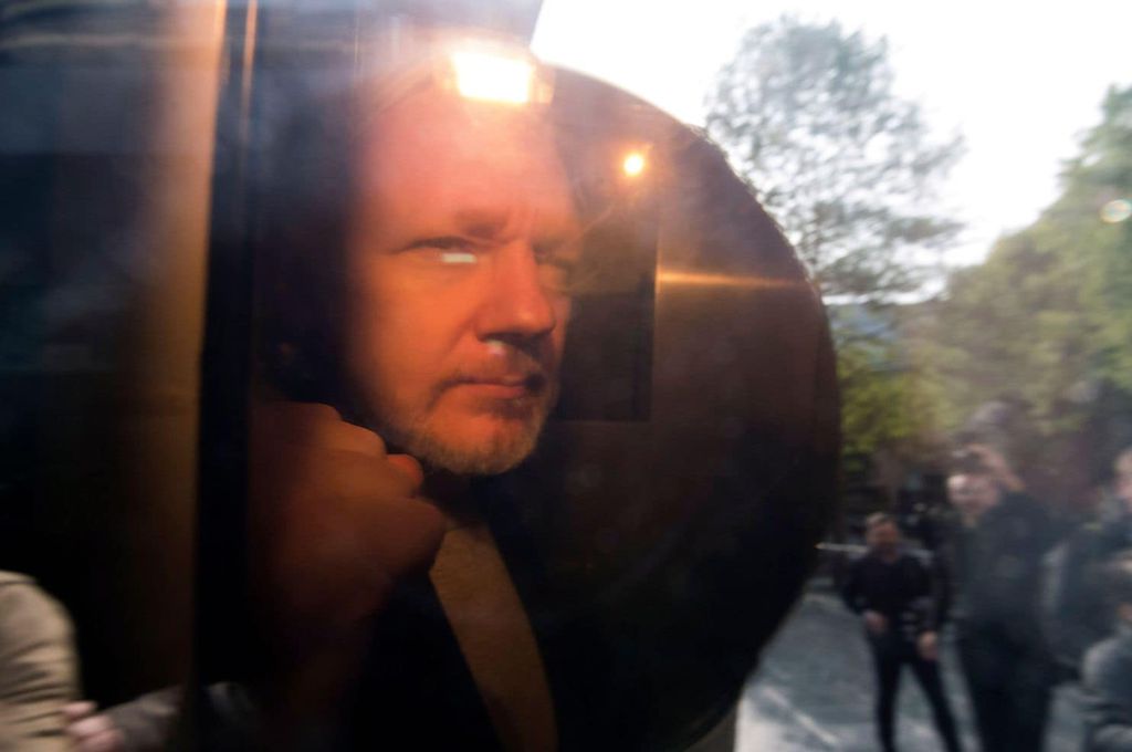 Julian Assange, 47, a caminho da Corte de Southwort Crown de Londres, onde foi condenado a 50 semanas de prisão por violar termos de sua fiança ao fugir para a embaixada equatoriana em 2012 (Foto: Associated Press)