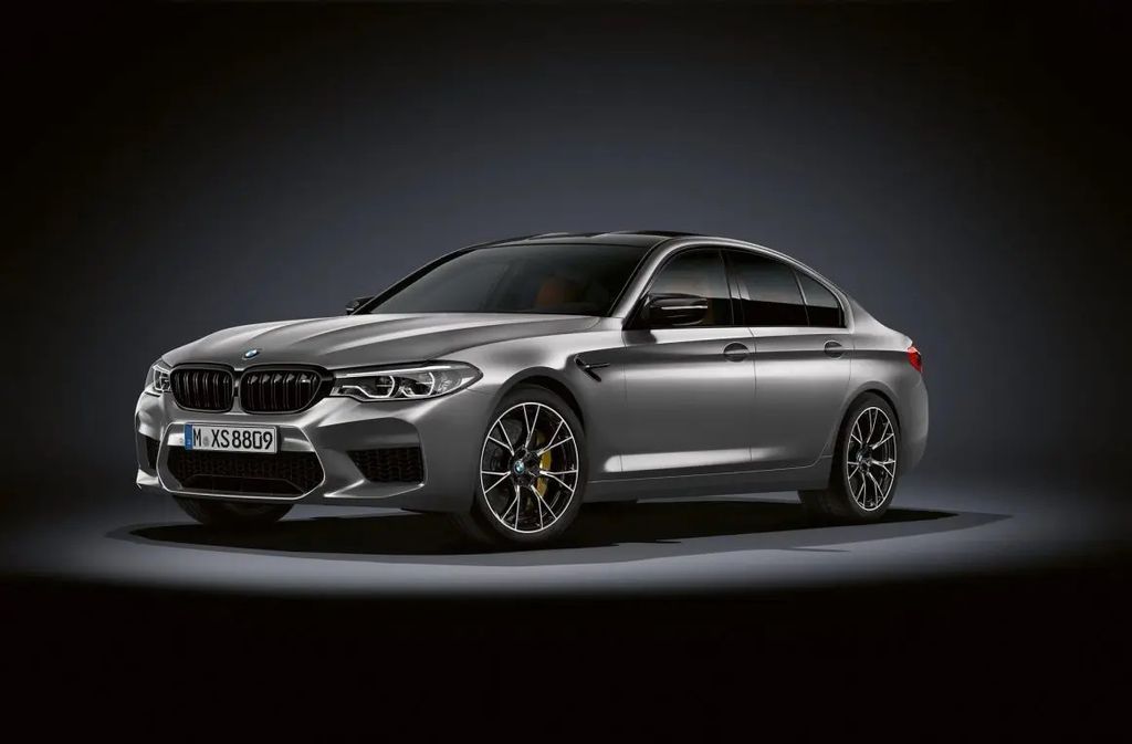 A BMW M5 é a versão esportiva do sedã grande, o Série 5/ Imagem: BMW/ Divulgação