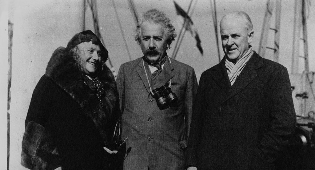 O físico Robert Millikan ao lado de Albert Einstein (Foto: Reprodução/Acme Newspaper)