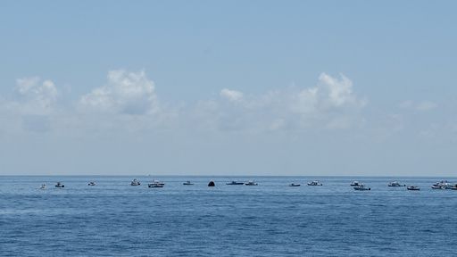 Barcos cheios de curiosos invadiram local de resgate dos astronautas da NASA