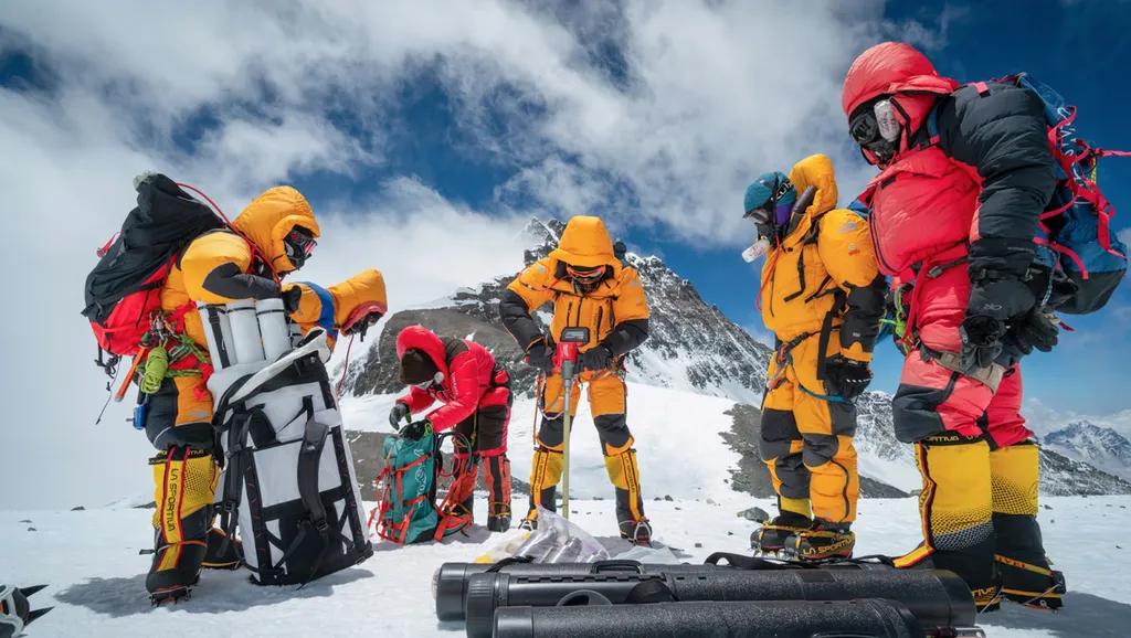 A equipe também coletou um núcleo de gelo a mais de 8 mil metros de altitude (Imagem: Reproduçã/Dirk Collins/National Geographic)