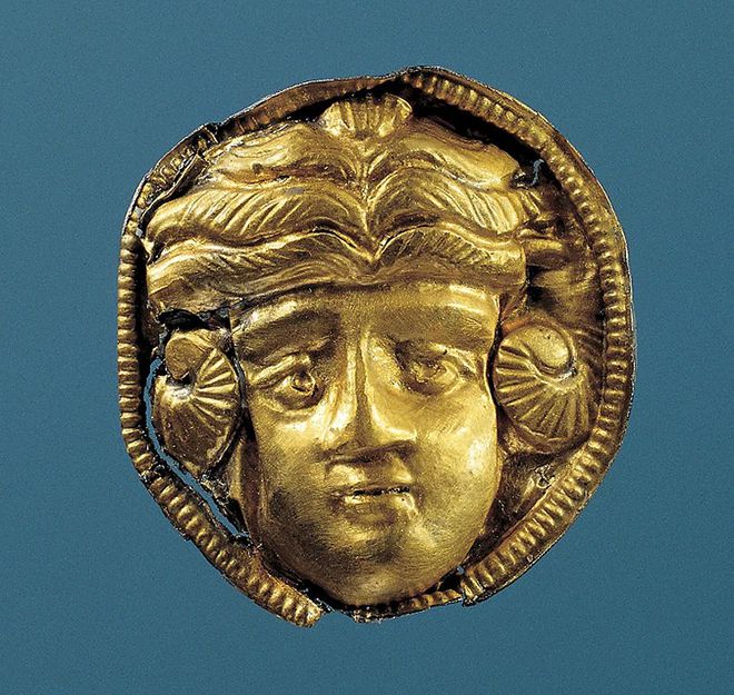 A figura de bronze dourado encontrada na Jutlândia, com uma representação quase idêntica à de bronze de Alexandre, o Grande (Imagem: Preben Dehlholm/Moesgaard Museum)