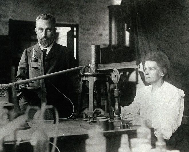 Pierre e Marie Curie no laboratório, em 1904 (Imagem: Domínio Público)