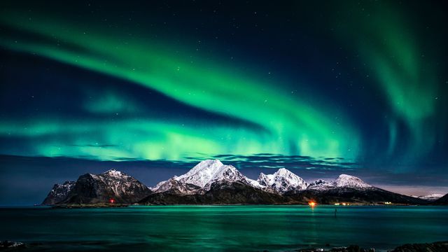 Aurora boreal no formato de um dragão aparece na Islândia
