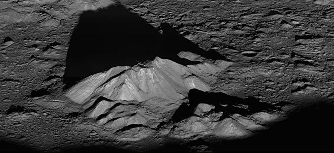 Imagem feita pela LRO, que mostra a lateral do pico central da cratera Tycho (Imagem: Reprodução/NASA/GSFC/Arizona State University)