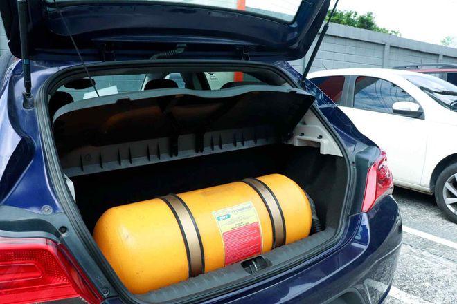Kit GNV no porta-malas de um Chevrolet Onix