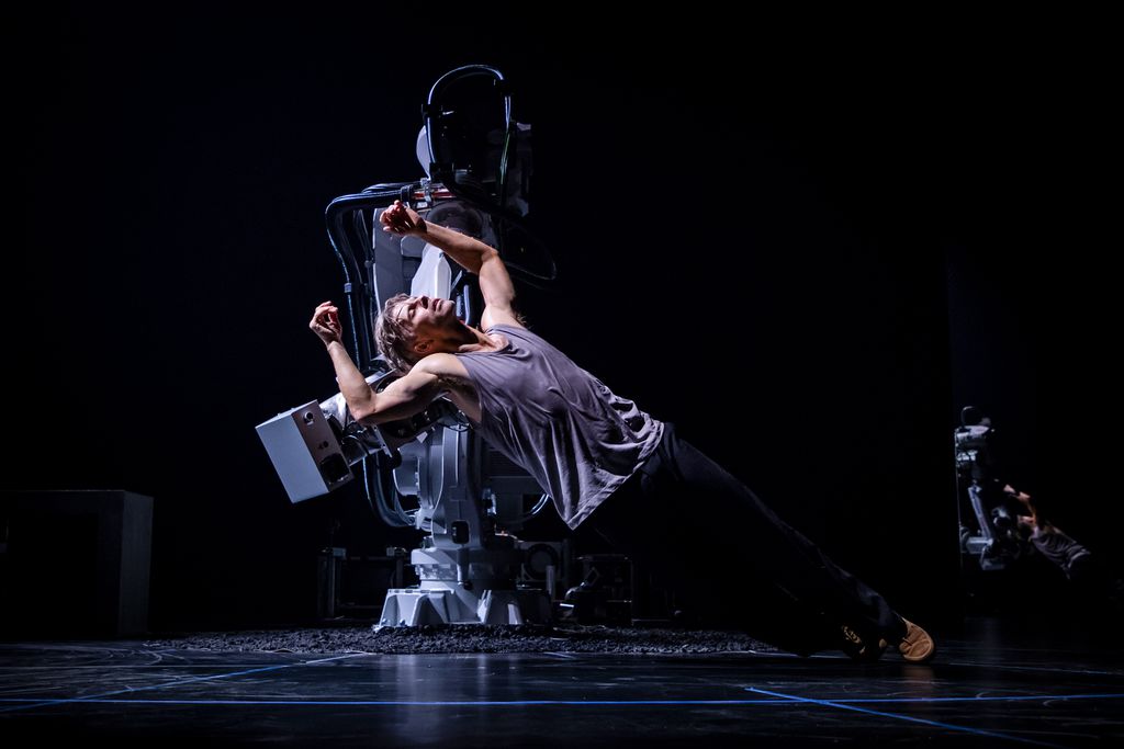 Espetáculo de dança mostra interação entre humano e robô