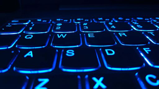 Por que as letras do teclado não são em ordem alfabética?