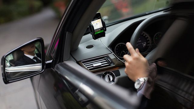 Motorista de app constrói cabine de acrílico no carro para evitar coronavírus