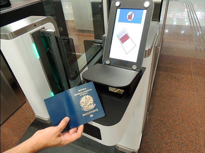 Controle eletrônico do passaporte no aeroporto de Guarulhos (SP). Imagem: Divulgação