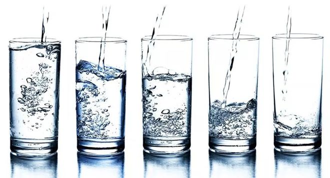 Por que a água fica com gosto de "velha" se ficar parada no copo?