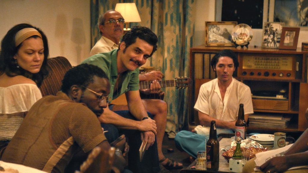 Grupo de pessoas sentadas em uma sala.