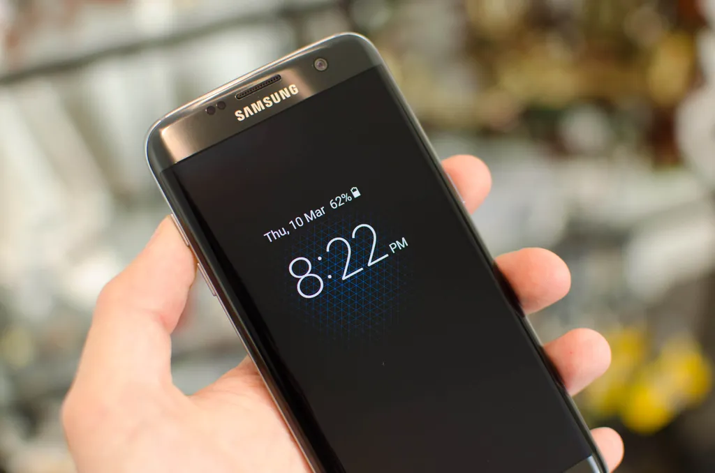 A tela sempre ligada permite economizar bateria e garante acesso rápido a dados úteis sobre o telefone (Imagem: Reprodução/Samsung)
