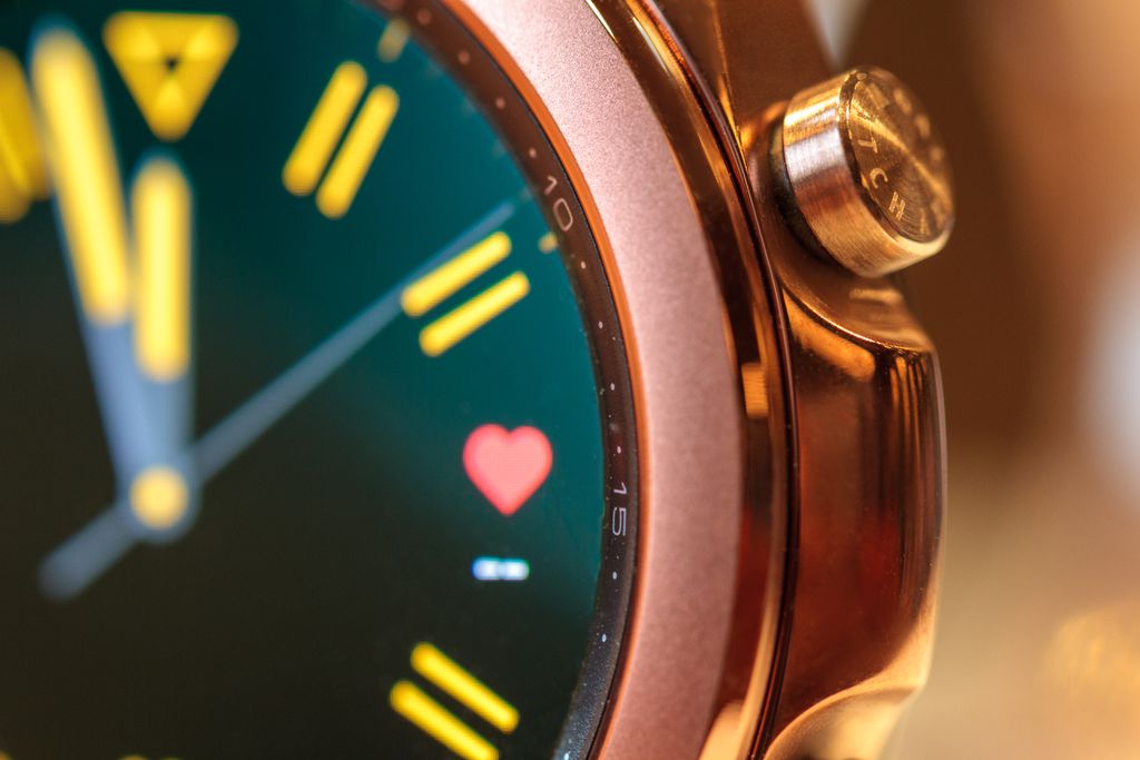 Detalhe da coroa giratória e botão do Watch 3, da Samsung (Imagem: Ivo Meneghel Jr/ Canaltech)