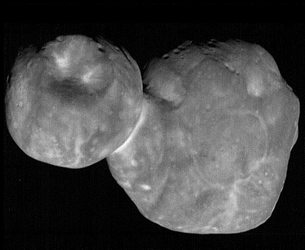 Existem evidências de um processo de sublimação semelhante no objeto Arrokoth, observado pela missão New Horizons, da NASA (Imagem: Reprodução/NASA)