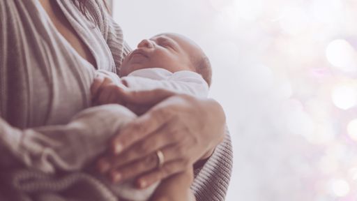 Bebê nasce com anticorpos contra a COVID-19 após mãe ser vacinada ainda grávida