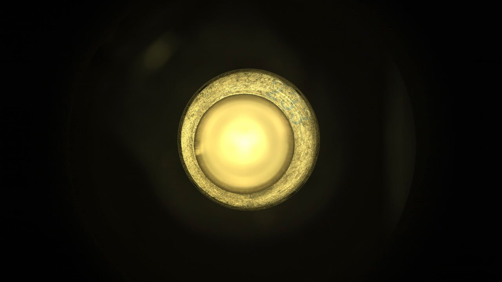 Imagem feita pelo rover, que mostra o interior do tubo de amostras vazio (Imagem: Reprodução/JPL/Caltech)