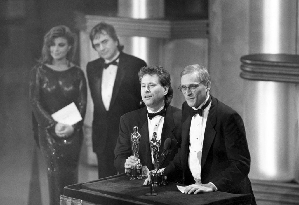Alan Menken e Howard Ashman recebendo o Oscar de Melhor Canção Original em 1990 (Imagem: Divulgação)