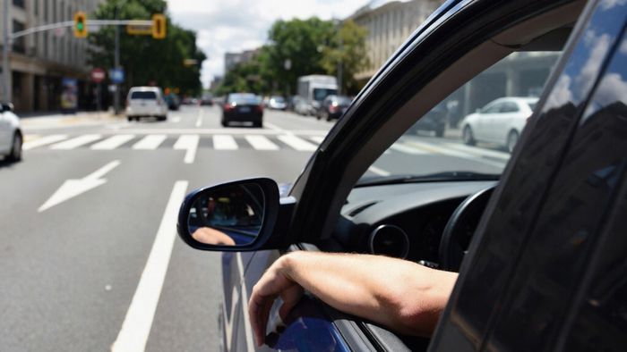 Dirigir com braço na janela pode custar caro; veja o que diz a lei