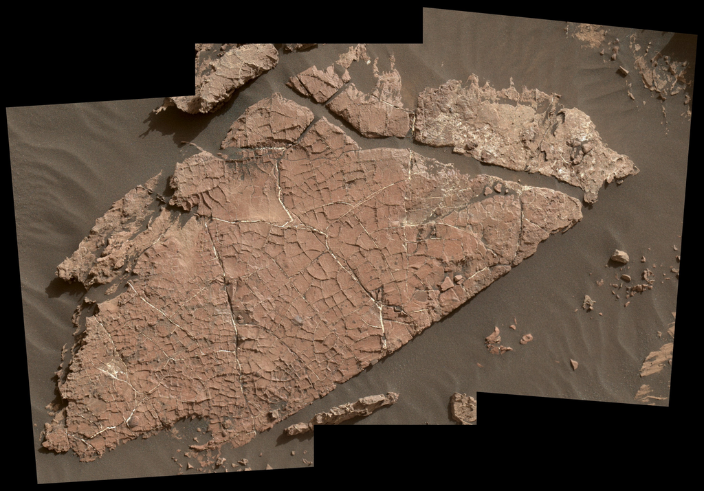 O padrão de rachadura snessa rocha marciana pode vir de uma camada de lama, que teria secado há mais de 3 bilhões de anos (Imagem: Reprodução/NASA/JPL-Caltech/MSSS)