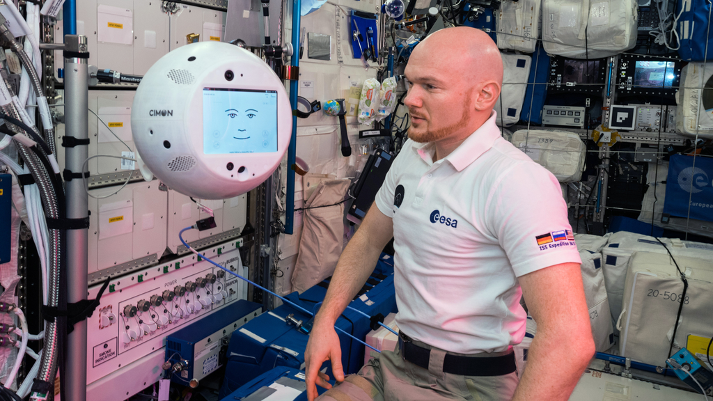 O robô CIMON interagindo com o astronauta Alexander Gerst, da Agência Espacial Europeia (Imagem: Reprodução/ESA/NASA)