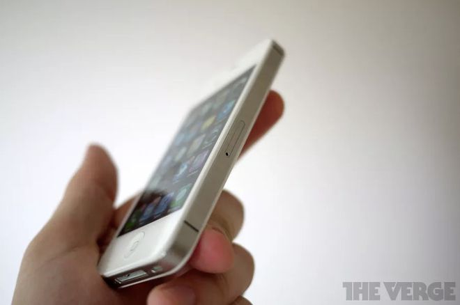O iPhone 4 teve problemas de sinal no início de sua vida/ Imagem: The Verge