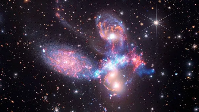 Galáxias do Quinteto de Stephan observadas pelo telescópio James Webb e Chandra; os dados de raios X aparecem em azul  (Imagem: Reprodução/NASA/CXC/SAO; IR (Spitzer);JPL-Caltech/ESA/CSA/STScI)