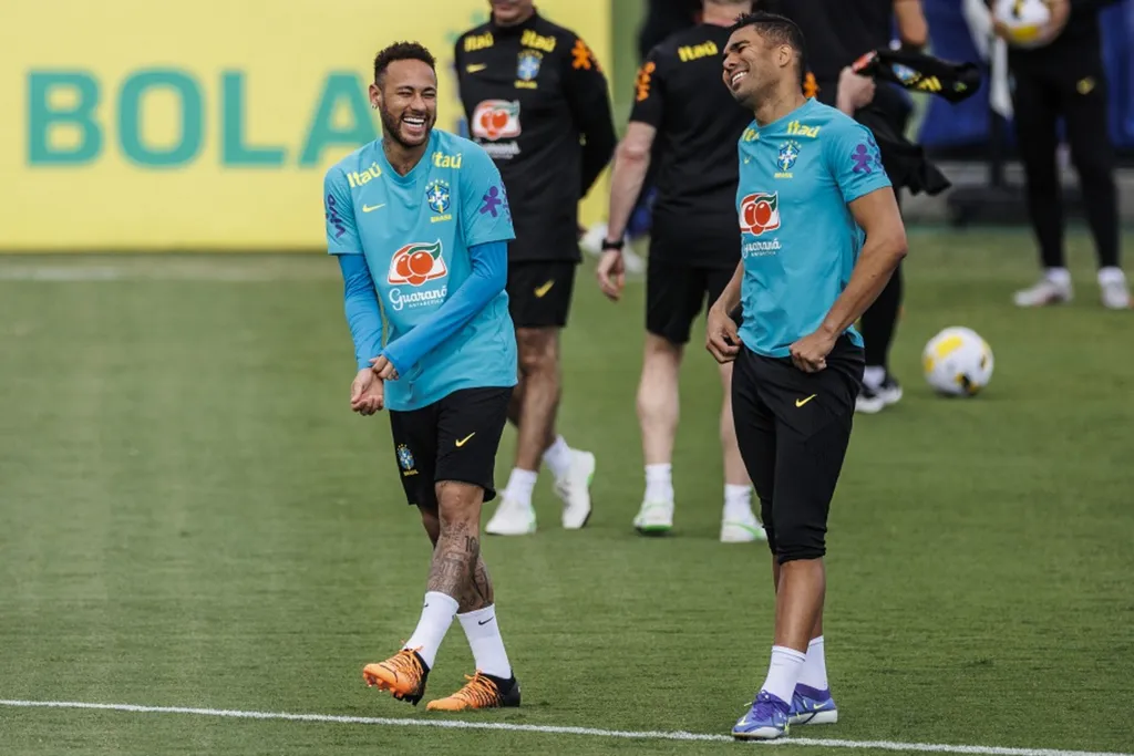 Neymar e Casemiro mostram descontração durante treino da Seleção (Imagem: Pedro Martins/Divulgação, CBF)