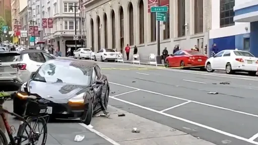 Motorista de um Tesla cruza sinal vermelho, atinge duas pessoas e mata uma delas