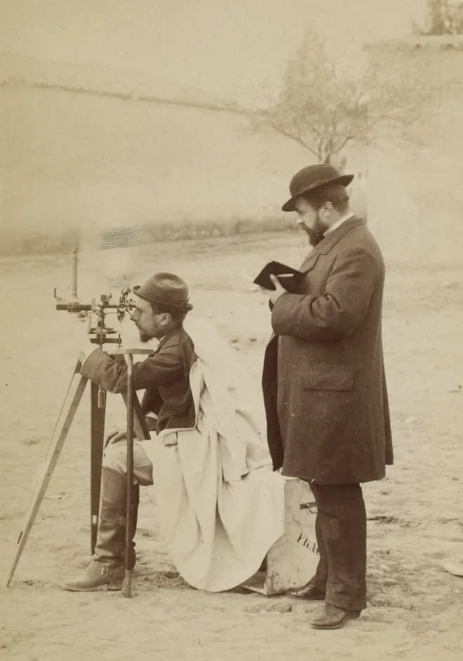 Léon Teisserenc de Bort (sentado), em fotografia de 1883. O meteorologista francês foi um dos pioneiros no uso de balões meteorológicos (Imagem: Domínio Público/Wikimedia Commons)