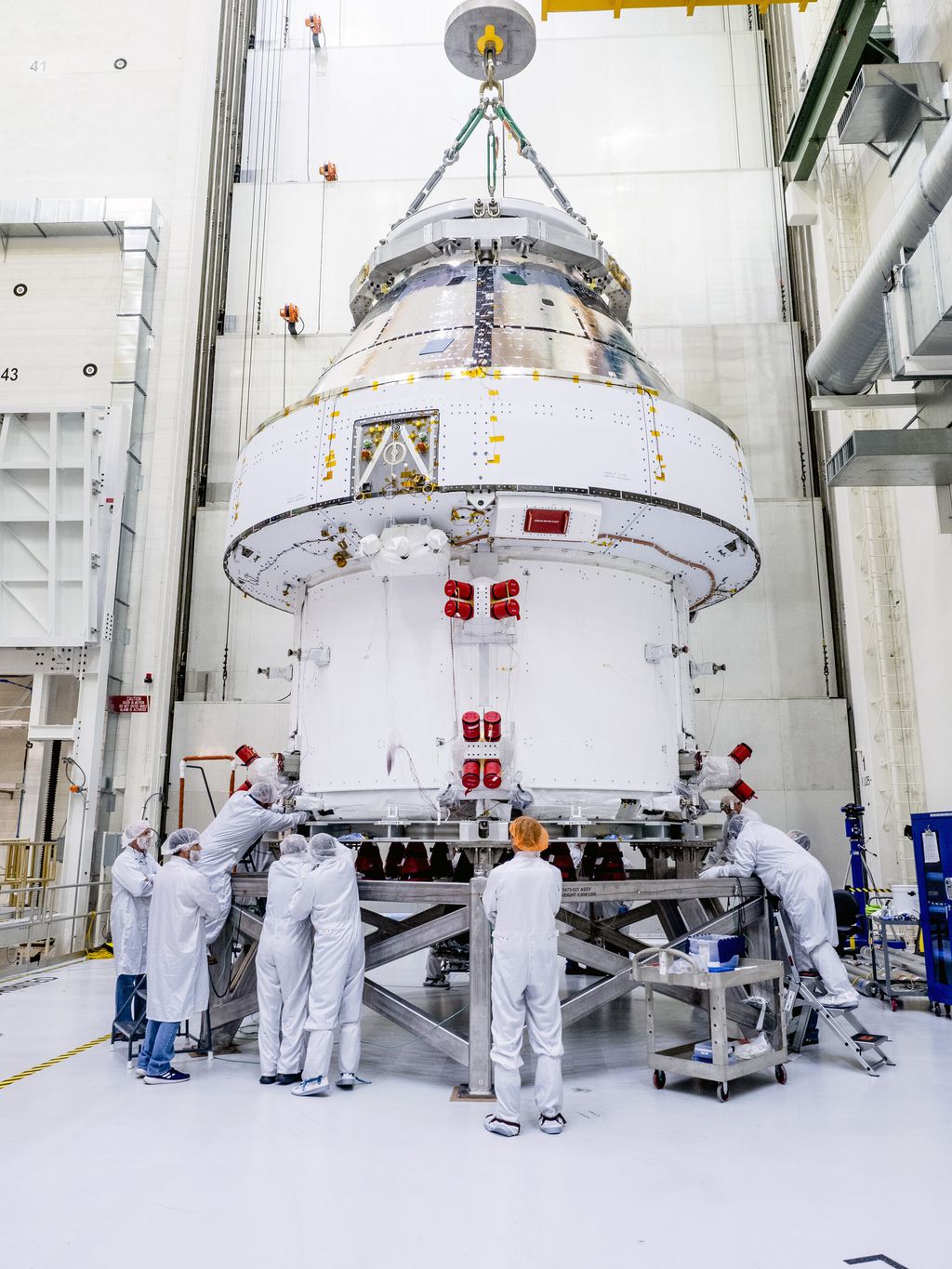 A Orion sendo preparada para a missão Artemis I no Kennedy Space Center. O Módulo de Serviço Europeu é a estrutura cilíndrica na parte de baixo (Foto: NASA–Rad Sinyak)