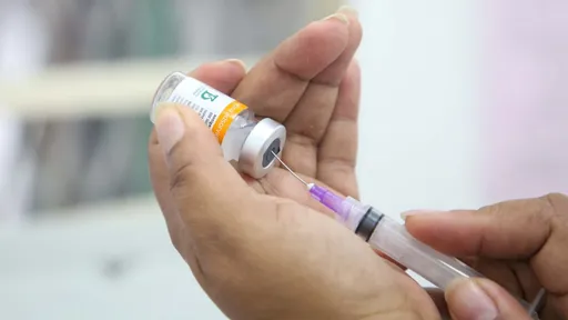 Saúde pede estudo a Oxford para avaliar 3ª dose em vacinados com a CoronaVac