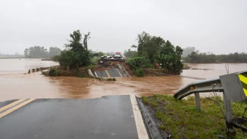 Enchentes causadas pelas chuvas destruíram estradas e carros no Rio Grande do Sul (Imagem: Maurício Tonnetto/Divulgação, Secom-RS)