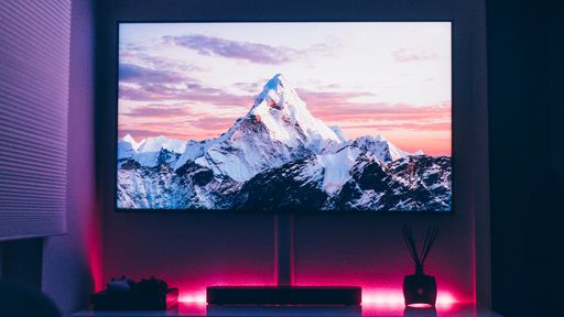 Dormir com a TV ligada faz mal? Conheça mitos e verdades